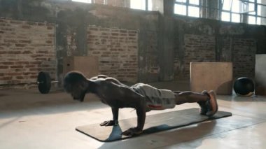 Egzersiz yap. Spor adamı spor yapıyor, şınav çekiyor.