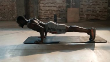 Egzersiz yap. Spor adamı spor yapıyor, şınav çekiyor.