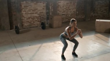 Fitness egzersizi. Spor kadını spor salonunda bacak egzersizi yapıyor.