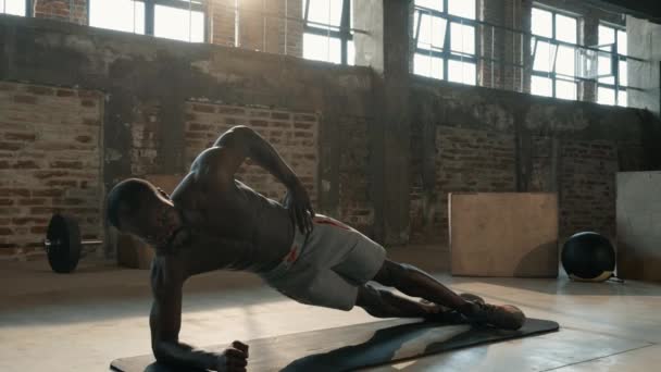Αθλητισμός άνθρωπος κάνει σανίδα άσκηση, προπόνηση γυμναστικής στο γυμναστήριο — Αρχείο Βίντεο