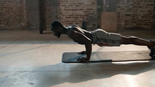 Άσκηση. Αθλητής γυμνάζεται στο γυμναστήριο, κάνει πους-απ. — Αρχείο Βίντεο