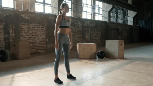 Entraînement de fitness. Femme sportive faisant squat exercice de jambe à la salle de gym — Video