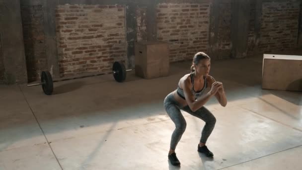 Trening fitness. Sport kobieta robi squat nogi ćwiczenia na siłowni — Wideo stockowe