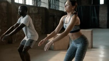 Spor yapan insanlar spor salonunda spor yapıyor.