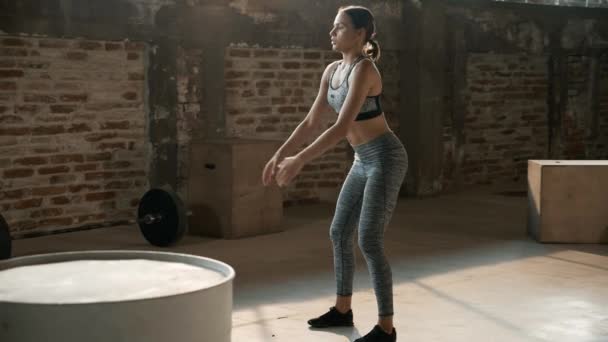 Treino de fitness. Esporte mulher fazendo agachamento exercício perna no ginásio — Vídeo de Stock