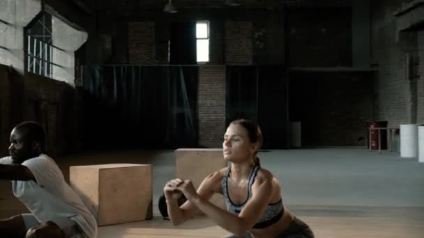 Sportowcy ćwiczą w sali gimnastycznej. Sprawność — Wideo stockowe