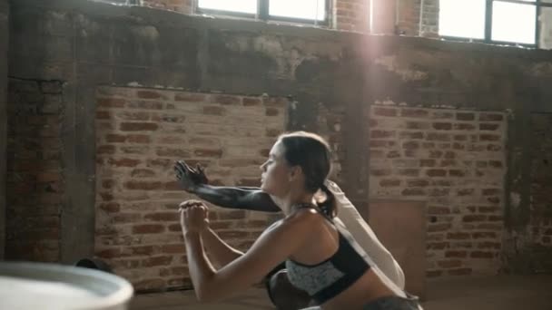 Sport mensen doen squat oefening workout in de sportschool indoor. Fitness — Stockvideo