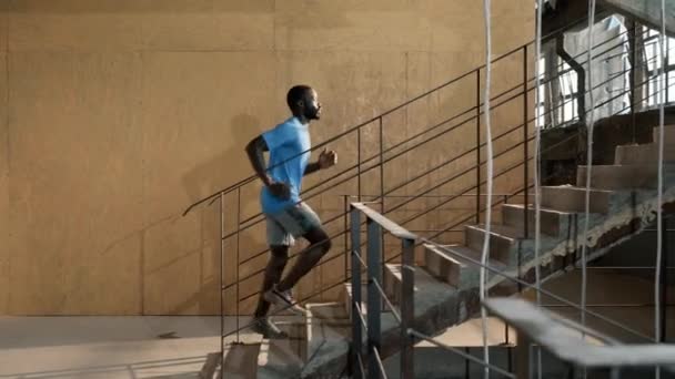 Ćwiczenia. Biegacz biegnie po schodach, trenuje w domu. — Wideo stockowe