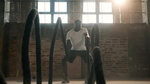 Allenamento di corda. Sport uomo fare battaglia corde esercizio in palestra — Video Stock