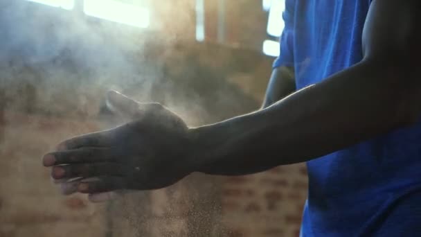 Närbild av manliga händer tillämpa pulverkrita magnesium på gym — Stockvideo