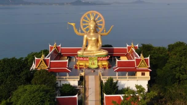 Thajská památka. Vzdušný pohled na zlatý velký chrám Buddhy — Stock video