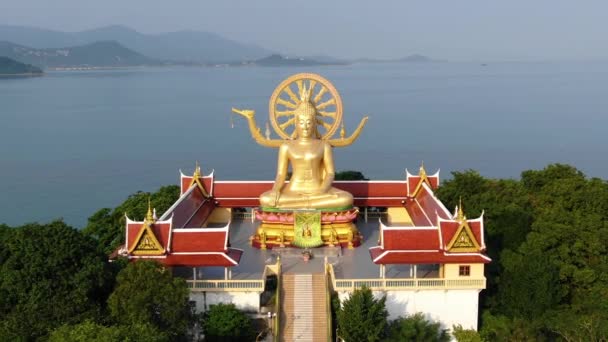 Tayland simgesi. Altın büyük Buda Tapınağı 'nın havadan görünüşü — Stok video