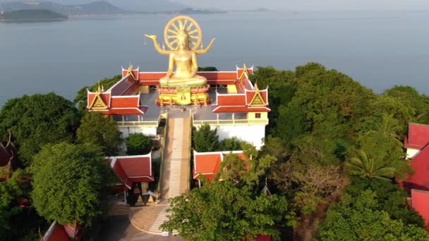 Таїланд пам'ятник. Вид згори на золотий великий храм Будди — стокове відео