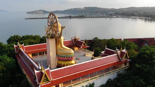 Thajská památka. Letecký pohled na chrám zlatého Buddhy