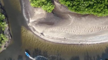Tayland 'da nehirde uçan küçük bir teknenin havadan görüntüsü.