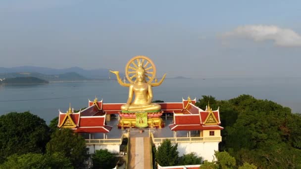 Thailand mijlpaal. Luchtfoto van gouden Boeddha tempel — Stockvideo