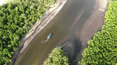 Tayland 'da nehirde uçan küçük bir teknenin havadan görüntüsü.