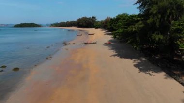 Sahilde tekneleri olan deniz manzarası.