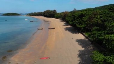 Sahilde tekneleri olan deniz manzarası.