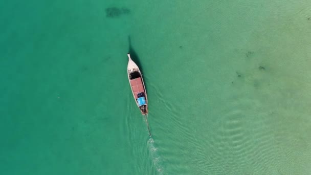 Flygfoto av fiskebåt på lugnt turkost havsvatten — Stockvideo