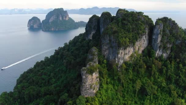 Naturaleza de las islas verdes tropicales en vista aérea al mar — Vídeo de stock