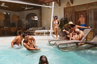 Aile Havuzu Eğlencesi. Su sıçratan ve hafta sonları eğlenen bir grup mutlu insan. Tropikal Tatil Köyü 'nde yaz etkinliği. Yaşam Tarzı Olarak Tatil Eğlencesi.