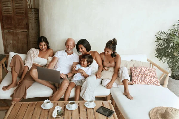 Family With Laptop On Weekend. Happy Interracial Parents With Daughters And Little Boy Using Portable Computer And Having Fun At Home. Mom, Dad, Sisters And Brother On Summer Vacation At Resort. — Stock Photo, Image