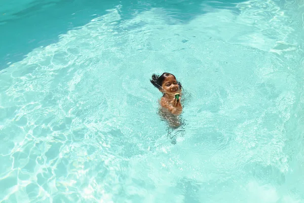 Niño en la piscina. Entretenimiento de verano para la diversión en agua turquesa en el Resort. Feliz chico mojado disfrutando de ocio en vacaciones. Actividad de verano como estilo de vida. — Foto de Stock