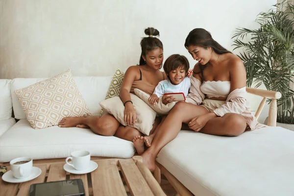 Siblings With Smartphone On Sofa. Group Of Different Age And Gender. Sisters And Brother Using Mobile Phone At Home And Enjoying Family Weekend. Summer Vacation At Tropical Resort. — Stock Photo, Image