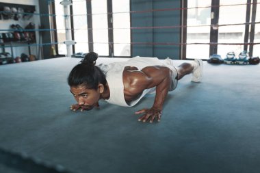 Fitness. Boks ringinde Plank egzersizi yapan adam. Jimnastik salonunda Asyalı yakışıklı vücut geliştirici eğitimi. Seksi Sporcu Güçlü, Sağlıklı ve Kaslı Vücut Çalışıyor. Yaşam Tarzı Olarak Spor.