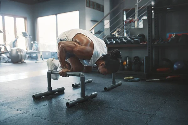 Fitness. Hombre haciendo ejercicios paralelos. Culturista asiático que utiliza el equipo del gimnasio para entrenar interior. Ejercicio deportivo sexy para un cuerpo fuerte, saludable y muscular. — Foto de Stock