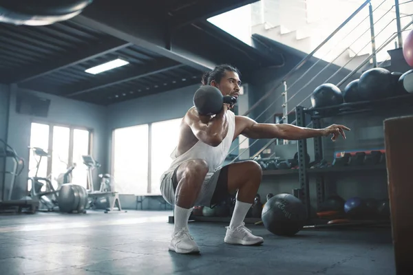 Spor salonu. Kettlebell 'le Çömelen Adam. Spor salonunda Asyalı Seksi Sporcu Eğitiminin Portresi. Güçlü, sağlıklı ve kaslı vücudu olan yakışıklı bir adam. Yaşam Tarzı Olarak Çalış. — Stok fotoğraf