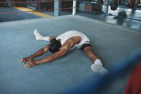 Turnhalle. Mann dehnt sich auf Boxring vor intensivem Training Sexy asiatische Sportler beim Aufwärmen im Fitness Center. Bodybuilding für einen starken, muskulösen und gesunden Körper. Sporttraining als Lebensstil. — Stockfoto