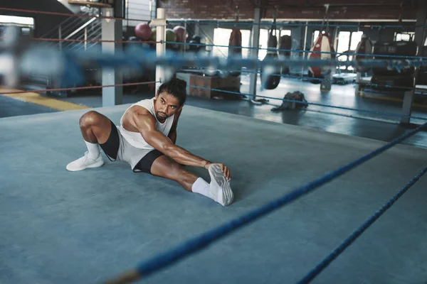 Hombre estirándose en el ring de boxeo. Hombre asiático deportista calentándose antes del entrenamiento. Entrenamiento en el gimnasio para un cuerpo muscular fuerte y saludable. Sexy chico haciendo ejercicio de flexibilidad. — Foto de Stock