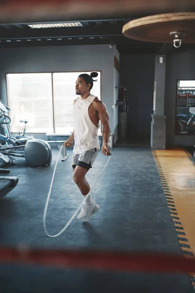 Fitness. İp atlayan adam antrenman yapıyor. Asyalı Vücut Geliştirici Eğitim İçin Spor Malzemeleri Kullanıyor. Güçlü ve sağlıklı kas gücü için kardiyo egzersizi. Spor Merkezinde Seksi Sporcu. — Stok fotoğraf