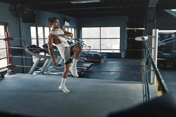 Entrenamiento. Hombre corriendo en el lugar en el ring de boxeo en el gimnasio. Deportista asiático calentándose antes de entrenar. Culturismo para el cuerpo fuerte, saludable, muscular. Chico sexy haciendo ejercicio en el gimnasio. — Foto de Stock