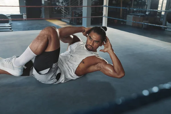 Entrenamiento Abdominales. Hombre en el gimnasio haciendo ejercicio abdominal para el cuerpo fuerte, saludable, muscular. Retrato del sexy deportista asiático entrenando en el ring de boxeo en el gimnasio. Culturismo como estilo de vida. — Foto de Stock