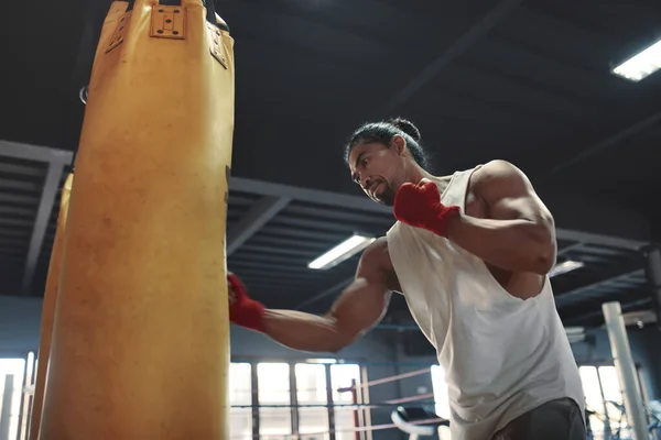 Mann beim Boxtraining. Porträt des Sportlertrainings mit Boxsack Sexy Muscular Guy Using Handgelenkverband For Fighting At Gym. — Stockfoto