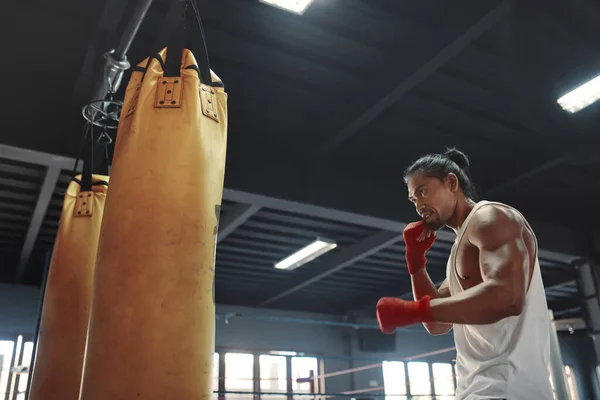 Turnhalle. Mann in der Nähe von Boxsack. Asiatischer Sportler klopft im Fitnessstudio an Boxausrüstung. Porträt von sexy hübsch kerl mit stark, gesund, muskulös körper. — Stockfoto