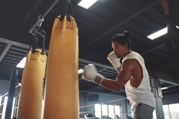 体育。男子拳击在健身房。英俊的亚洲运动员冲压袋健身中心。性感男人训练强壮，健康，肌肉发达的身体。紧张的锻炼作为一种生活方式. — 图库照片