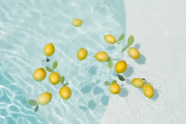 Pool Water With Lemons. Pure Aqua Surface With Glares Pattern And Floating Fresh Citrus. — Stock Photo, Image