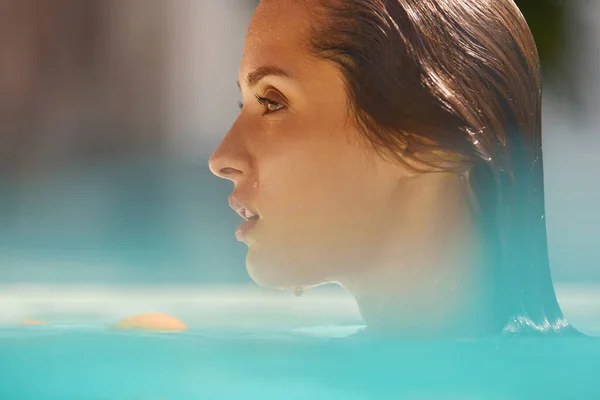 Retrato de Beleza Natural. Vista lateral da bela cara da mulher. Modelo Relaxante na piscina no SPA. — Fotografia de Stock