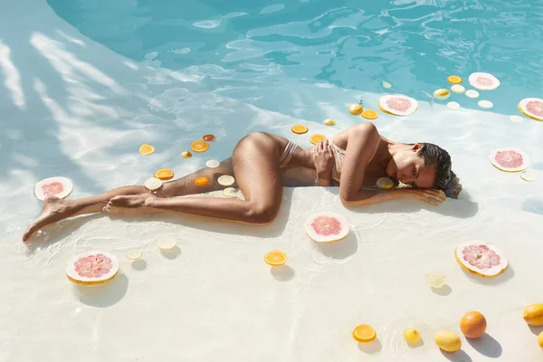 SPA-дівчина в басейні з тропічним фруктовим портретом. Красива Жінка Купається На Басейні На Курорті . — стокове фото