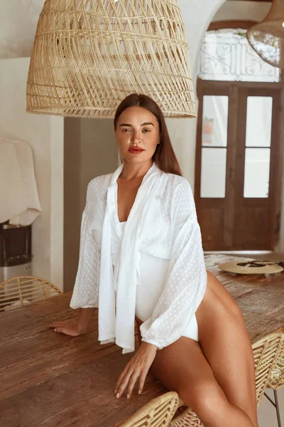 Beautiful Girl Posing On Wooden Table. Model In Long Sleeve Blouse In Tropical House Portrait. — Stock Photo, Image