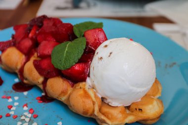 İştah açıcı gözleme dondurma ve lezzetli meyve ile servis ile plaka. 