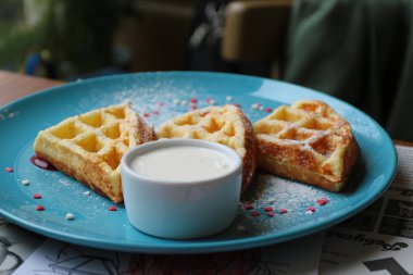 Kahvaltı. Ekşi kremalı gofret.