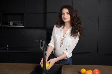 Mutfakta rahat ince esmer ayakta 