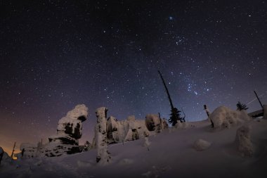 Yıldızlı gece kış Alp Dağları, Dolomites, İtalya.