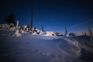 Yıldızlı gece kış Alp Dağları, Dolomites, İtalya.