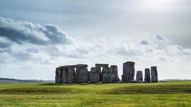 Stonehenge bulutlu havalarda İngilterede Wiltshire'deki/daki oteller